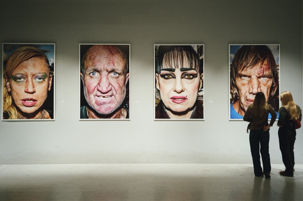 Contemporary art exhibition portraits in Vienna gallery - Art photography by Rocco Goldschmidt
